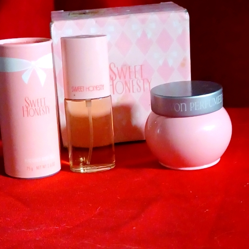 Vtg Avon "Sweet Honesty" Holiday Trio fragrance Gift set